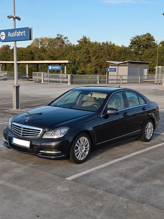 Schwarz Gebraucht 2012 Mercedes C200 Elegance Limousine | 11.000 € (Fairer Preis) - Bild 1/4