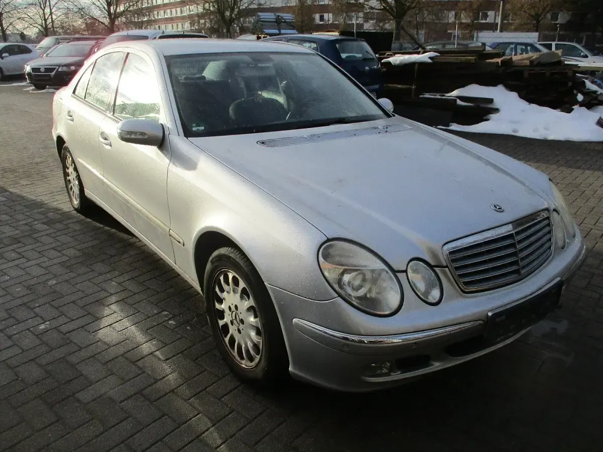 Gebraucht Mercedes E240 177 PS (130 kW) 2003 Silber Limousine