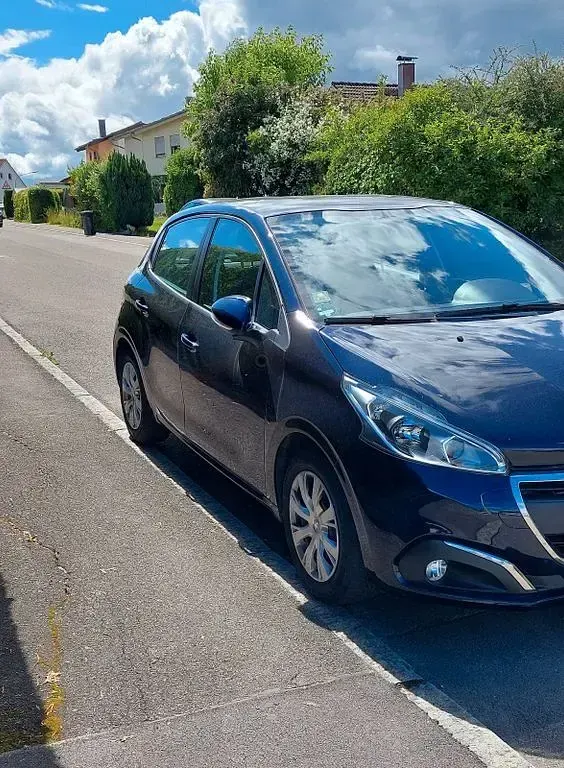 Gebraucht Peugeot 208 Active 83 PS (61 kW) 2018 Blau Kleinwagen