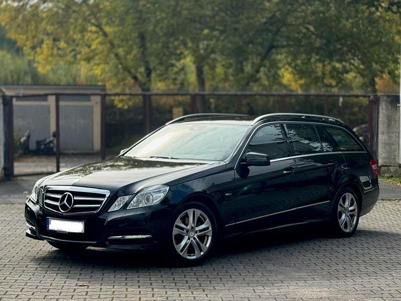 Schwarz Gebraucht 2010 Mercedes E200 Avantgarde Kombi | 5.690 € (Superpreis) - Bild 1/4