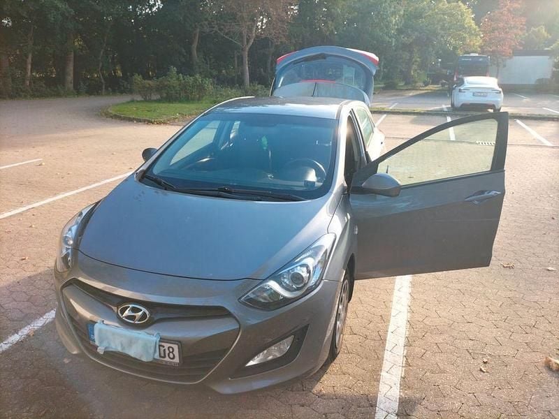 Grau Gebraucht 2015 Hyundai i30 Classic Limousine | 7.800 € (Fairer Preis) - Bild 1/4