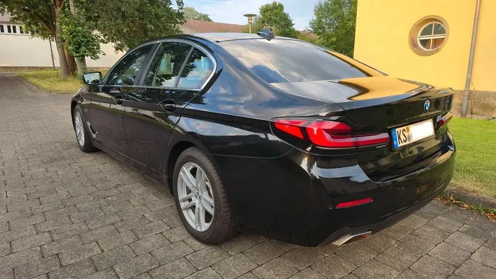 Gebraucht BMW 545e Sport Line 394 PS (289 kW) 2022 Schwarz Limousine
