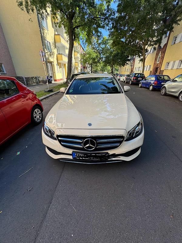 Beige Gebraucht 2019 Mercedes E200 Limousine | 12.500 € - Bild 1/4