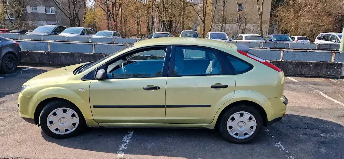 Brugt Ford Focus 101 HK (74 kW) 2006 Gul Sedan