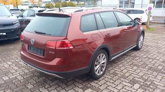Cranberry red metallic cranberry red metallic Gebraucht 2019 VW Golf Alltrack Kombi | 24.973 € (Teuer) - Bild 1/4