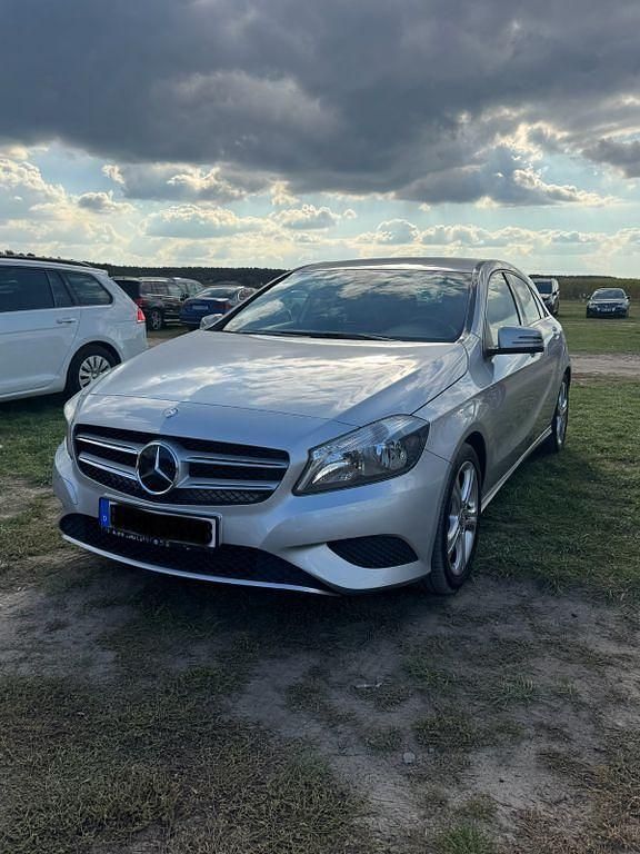 Grau Gebraucht 2013 Mercedes A180 Limousine | 12.900 € (Guter Preis) - Bild 1/4