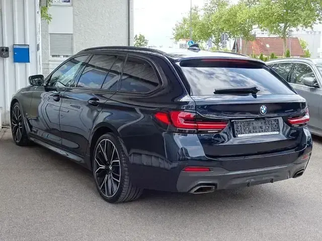 Gebraucht BMW 520 M Sport 190 PS (139 kW) 2023 Schwarz Kombi