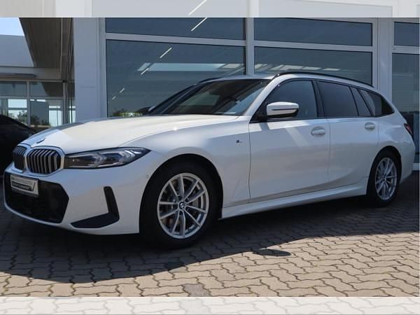 Weiß Gebraucht 2024 BMW 330 Performance Kombi | 44.890 € (Etwas zu teuer) - Bild 1/4