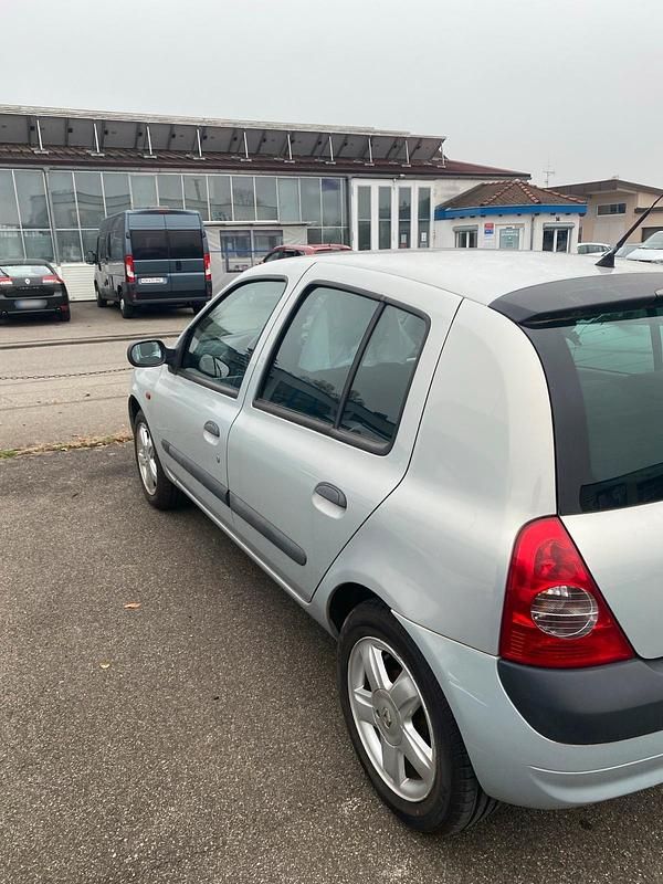 Gebraucht Renault Clio II 75 PS (55 kW) 2002 Silber Kleinwagen