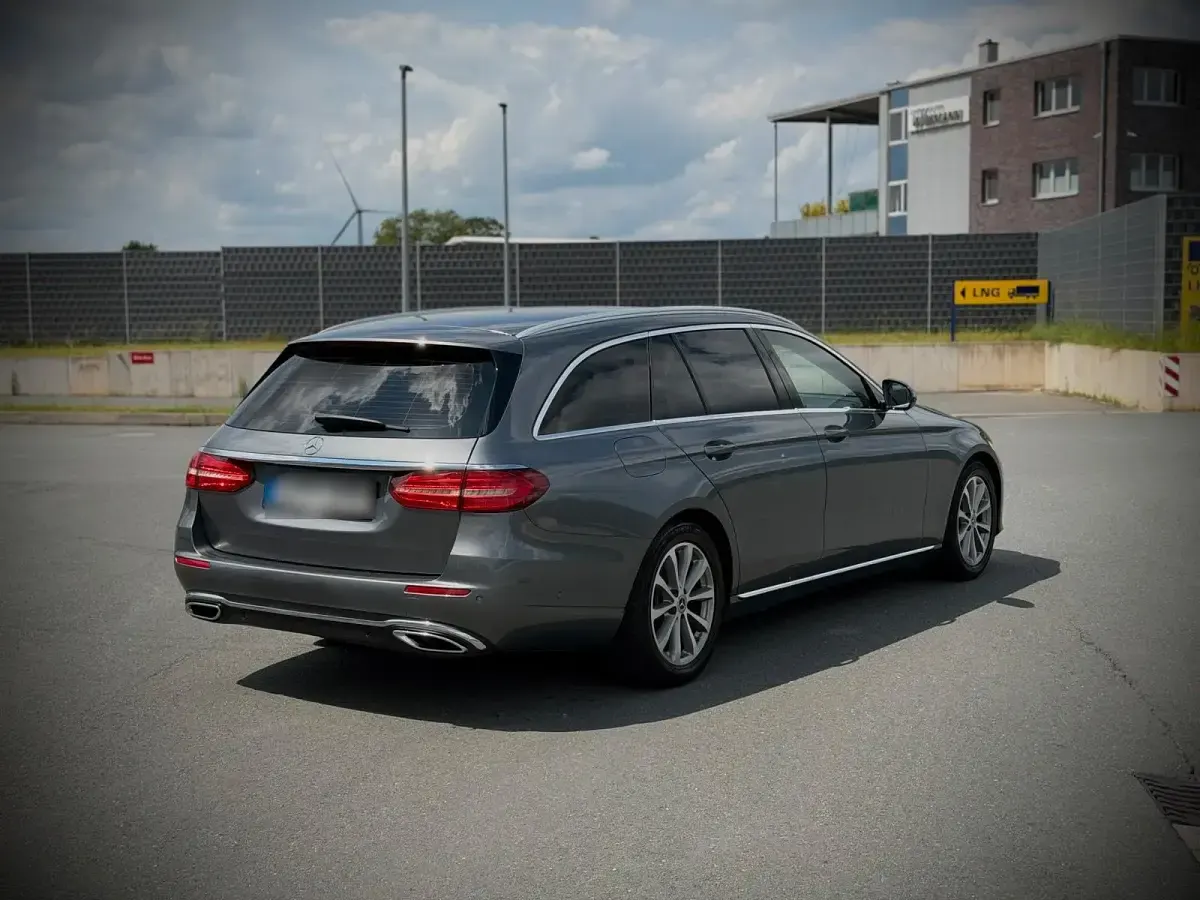 Gebraucht Mercedes E220 194 PS (142 kW) 2019 Andere farben Kombi