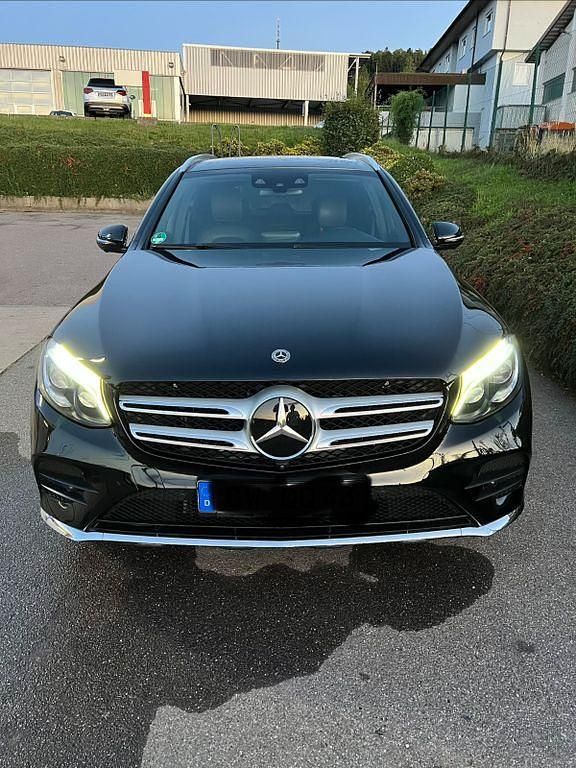 Schwarz Gebraucht 2019 Mercedes GLC250 SUV | 29.500 € (Fairer Preis) - Bild 1/4