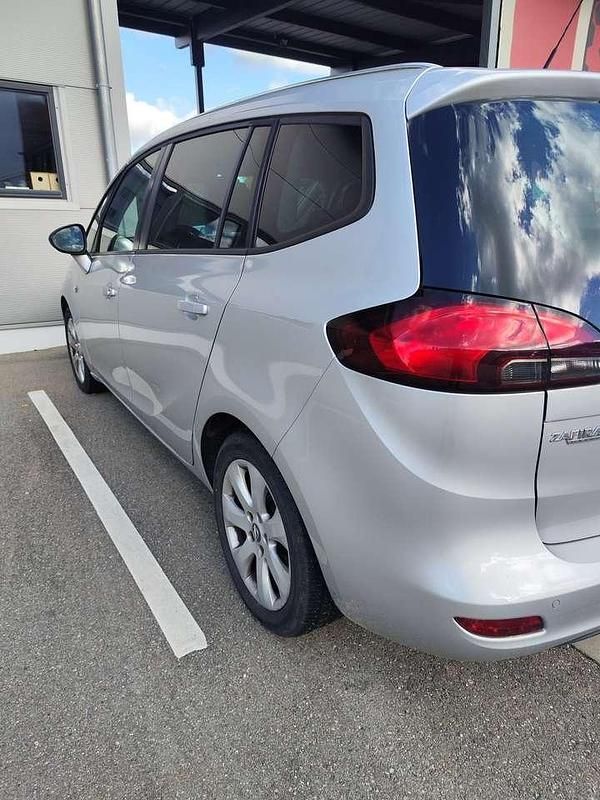 Silber Gebraucht 2015 Opel Zafira Tourer Selection Van / Kleinbus | 9.950 € (Etwas zu teuer) - Bild 1/4