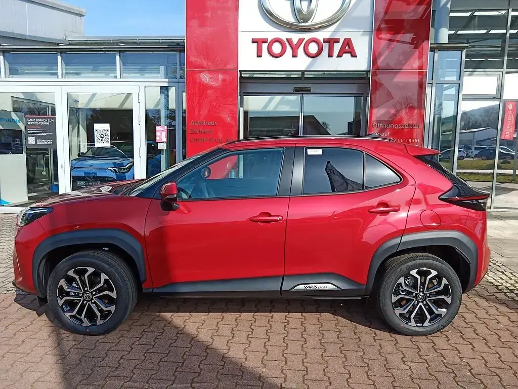 Neu Toyota Yaris Cross 131 PS (96 kW) 2026 Rot SUV