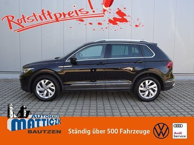 Deep black perleffekt (metallic) Gebraucht 2020 VW Tiguan Elegance SUV | 34.859 € - Bild 1/4