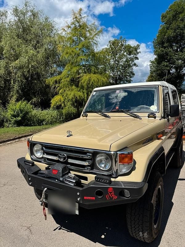 Beige Gebraucht 2001 Toyota Land Cruiser SUV | 36.500 € - Bild 1/4