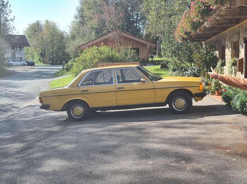 Gelb Gebraucht 1980 Mercedes 230 Limousine | 8.999 € - Bild 1/4