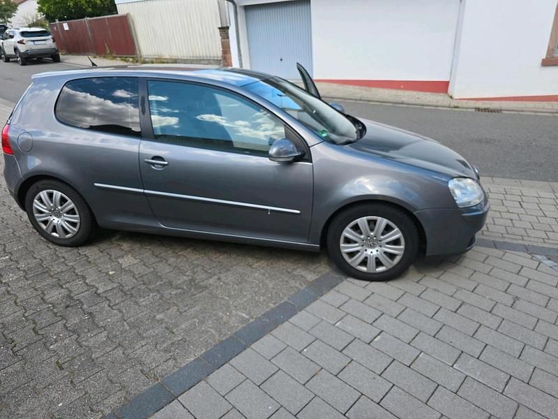 Grau Gebraucht 2007 VW Golf V Kleinwagen | 650 € - Bild 1/4