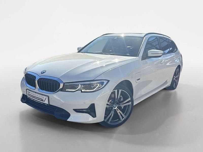 Gebraucht BMW 330e Sport Line 252 PS (185 kW) 2022 Alpinweiß uni Kombi