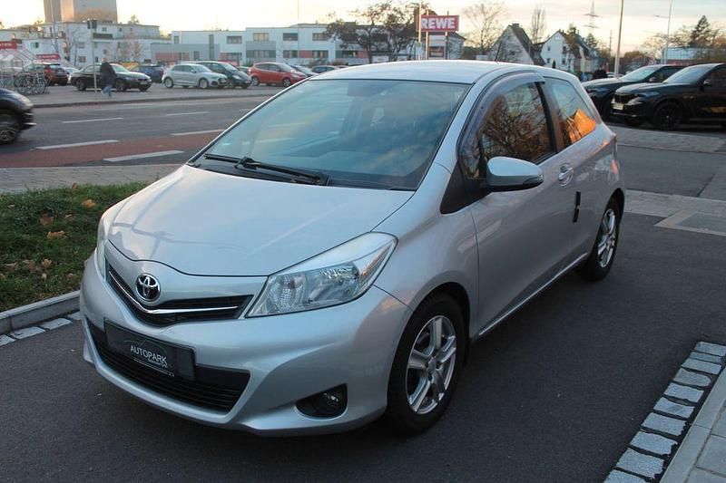 Silber Gebraucht 2013 Toyota Yaris Cool Kleinwagen | 7.600 € (Fairer Preis) - Bild 1/4