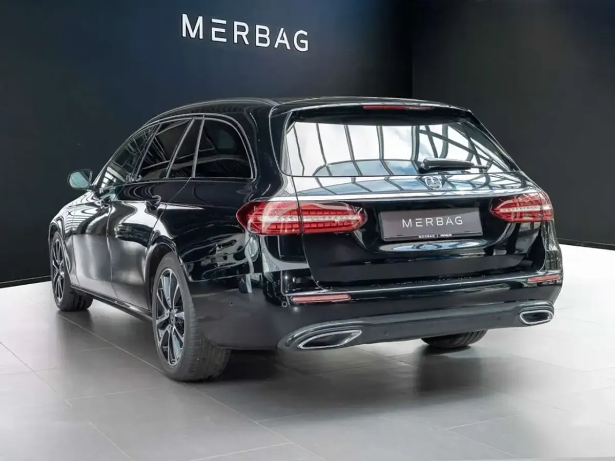 Gebraucht Mercedes E220 Avantgarde 200 PS (147 kW) 2023 Schwarz Limousine