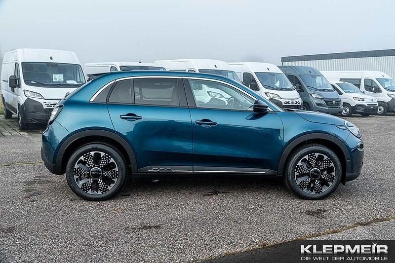 Neu Fiat 600E La Prima 114 kW (156 PS) 2025 Grün Limousine