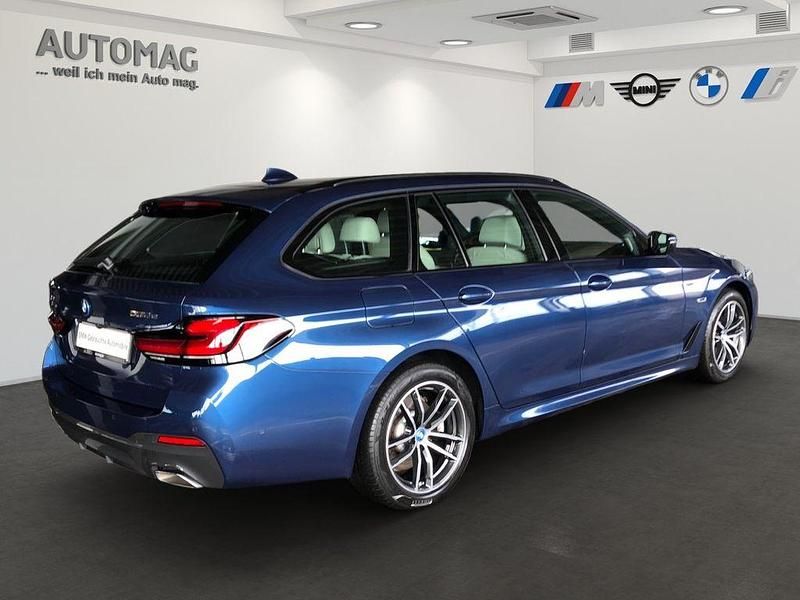 Gebraucht BMW 530e M Sport 292 PS (214 kW) 2023 Phytonicblau Kombi