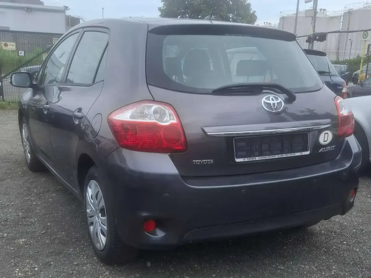 Gebraucht Toyota Auris Life 132 PS (97 kW) 2011 Grey metallic Kleinwagen