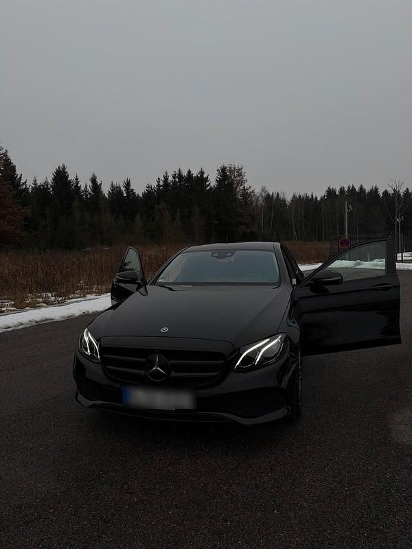 Schwarz Gebraucht 2020 Mercedes E350 Limousine | 33.500 € - Bild 1/4