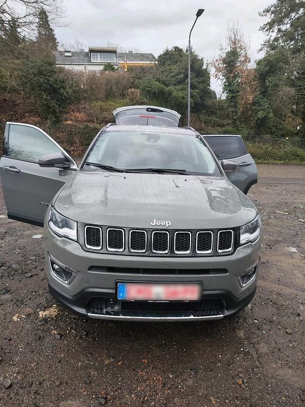 Grau Gebraucht 2020 Jeep Compass SUV | 22.200 € - Bild 1/4