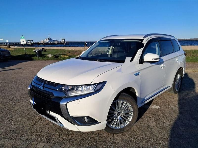 Weiß Gebraucht 2019 Mitsubishi Outlander P-HEV SUV | 15.490 € (Superpreis) - Bild 1/4
