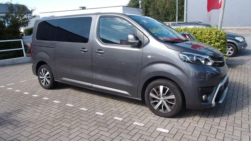 Grau Gebraucht 2017 Toyota Proace Verso Executive Kombi | 24.999 € (Fairer Preis) - Bild 1/3