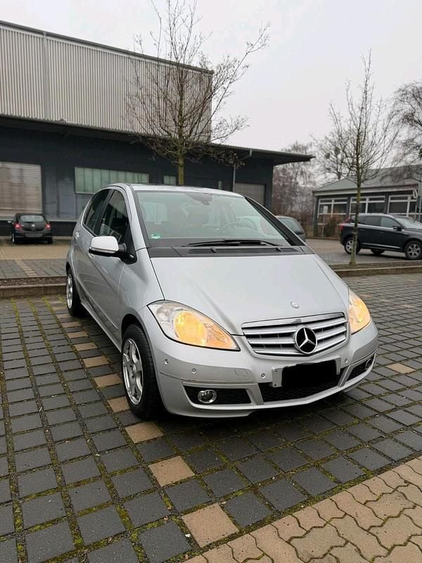 Grau Gebraucht 2010 Mercedes A180 Avantgarde Limousine | 2.300 € (Etwas zu teuer) - Bild 1/4