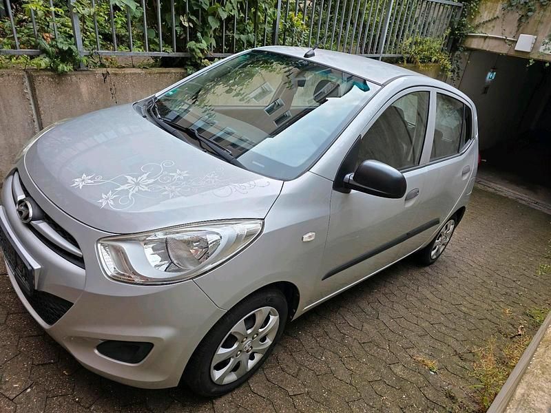 Silber Gebraucht 2011 Hyundai i10 Kleinwagen | 1.900 € (Superpreis) - Bild 1/4
