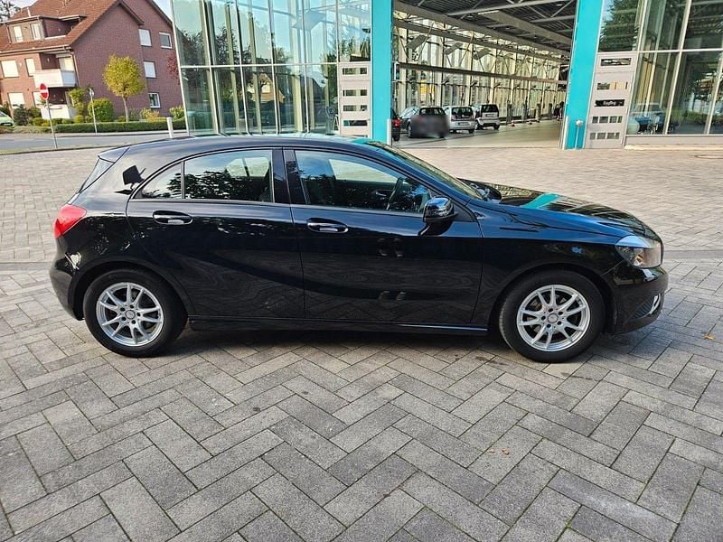 Gebraucht Mercedes A180 122 PS (89 kW) 2015 Schwarz Limousine