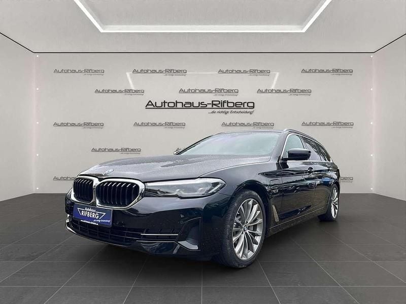 Black sapphire metallic Gebraucht 2021 BMW 530e Performance Kombi | 27.890 € (Superpreis) - Bild 1/4