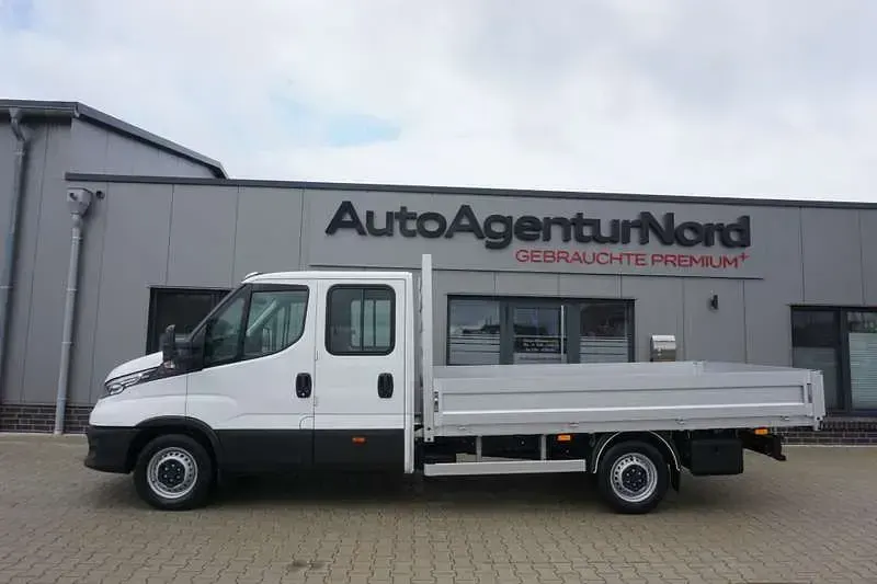 Second-hand Iveco Daily 175 CP (128 kW) 2022 Alb Monovolum