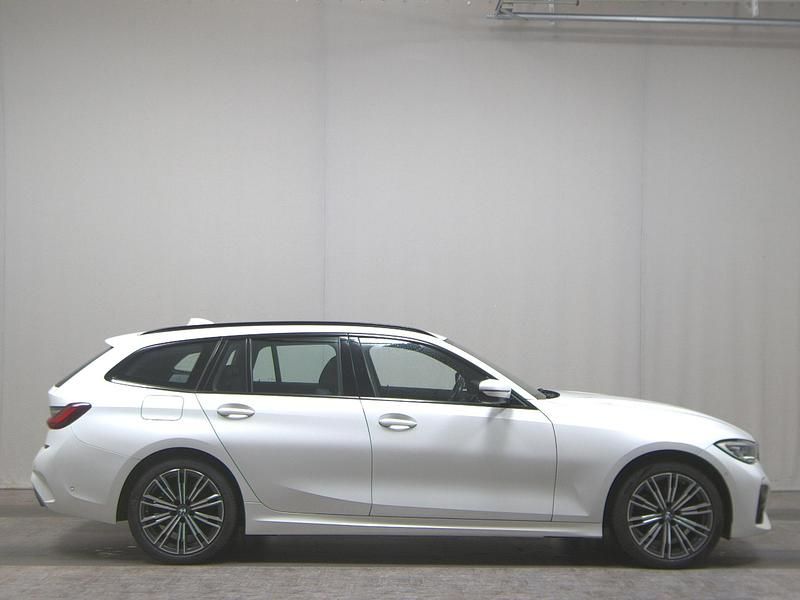 Weiss Gebraucht 2022 BMW 318 M Sport Kombi | 20.690 € (Guter Preis) - Bild 1/4