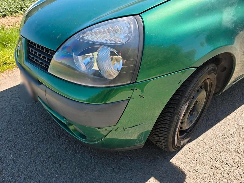 Second-hand Renault Clio II 75 CP (55 kW) 2002 Verde Hatchback