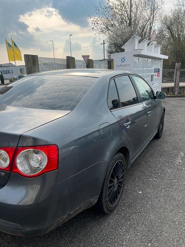 Gebraucht VW Jetta 105 PS (77 kW) 2006 Grau Limousine