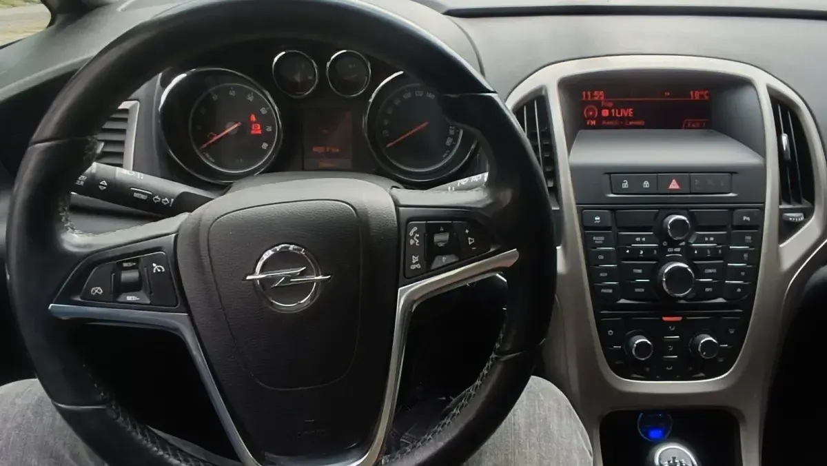 Gebraucht Opel Astra Edition 101 PS (74 kW) 2010 Schwarz Kleinwagen