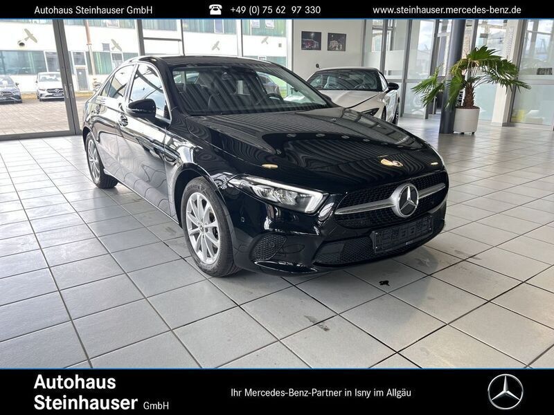 Schwarz Gebraucht 2021 Mercedes A180 Limousine | 25.900 € (Fairer Preis) - Bild 1/4