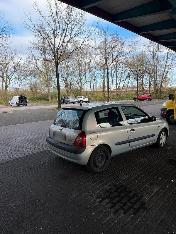 Gebraucht Renault Clio II 75 PS (55 kW) 2002 Silber Kleinwagen