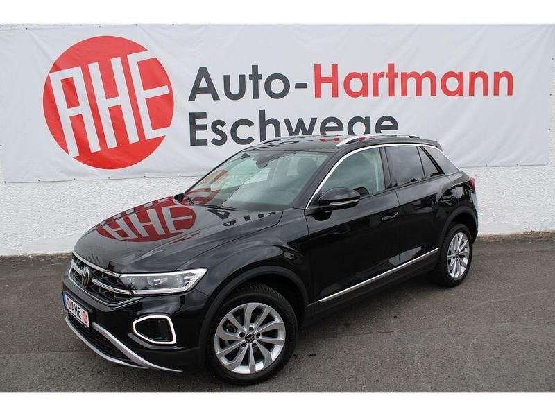 Deep black perleffek (metallic) Gebraucht 2024 VW T-Roc Style SUV | 28.869 € (Fairer Preis) - Bild 1/4