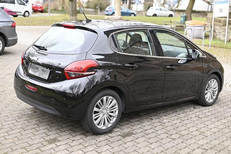 Gebraucht Peugeot 208 Active 83 PS (61 kW) 2016 Schwarz Kleinwagen