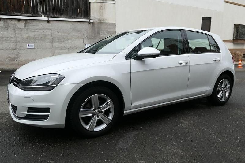 Weiß Gebraucht 2015 VW Golf VII Comfortline Limousine | 12.990 € (Fairer Preis) - Bild 1/4
