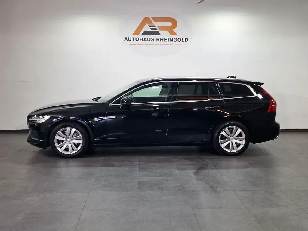 Gebraucht Volvo V60 Momentum 190 PS (139 kW) 2019 Schwarz Kombi