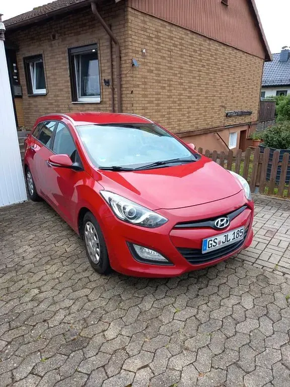 Gebraucht Hyundai i30 Trend 99 PS (72 kW) 2013 Rot Kombi