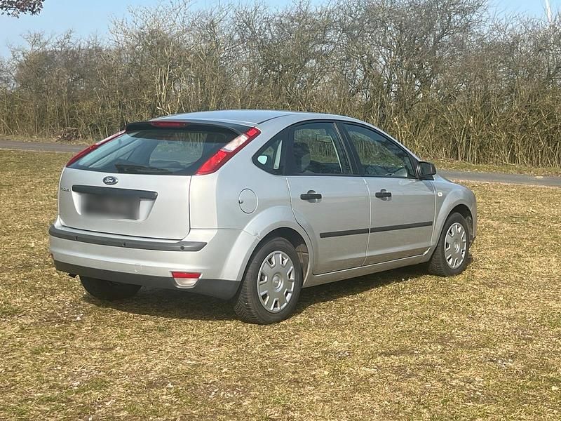 Gebraucht Ford Focus 80 PS (58 kW) 2005 Silber Limousine