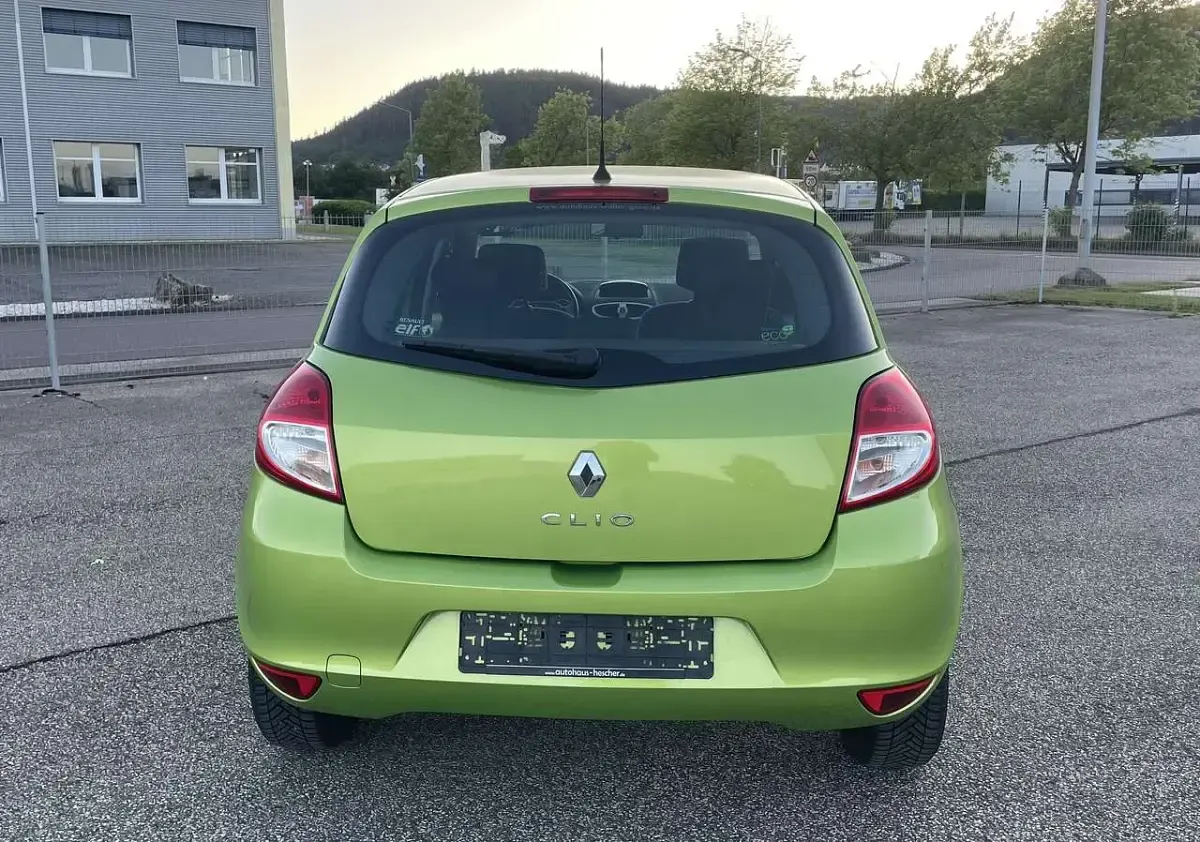 Gebraucht Renault Clio III Dynamique 75 PS (55 kW) 2011 Grün Limousine