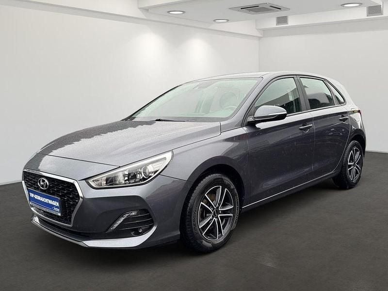 Gebraucht Hyundai i30 Select 99 PS (72 kW) 2018 Grau Limousine